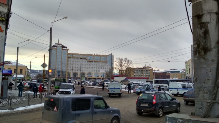 Полиция оцепила район ж/д вокзала Красноярска