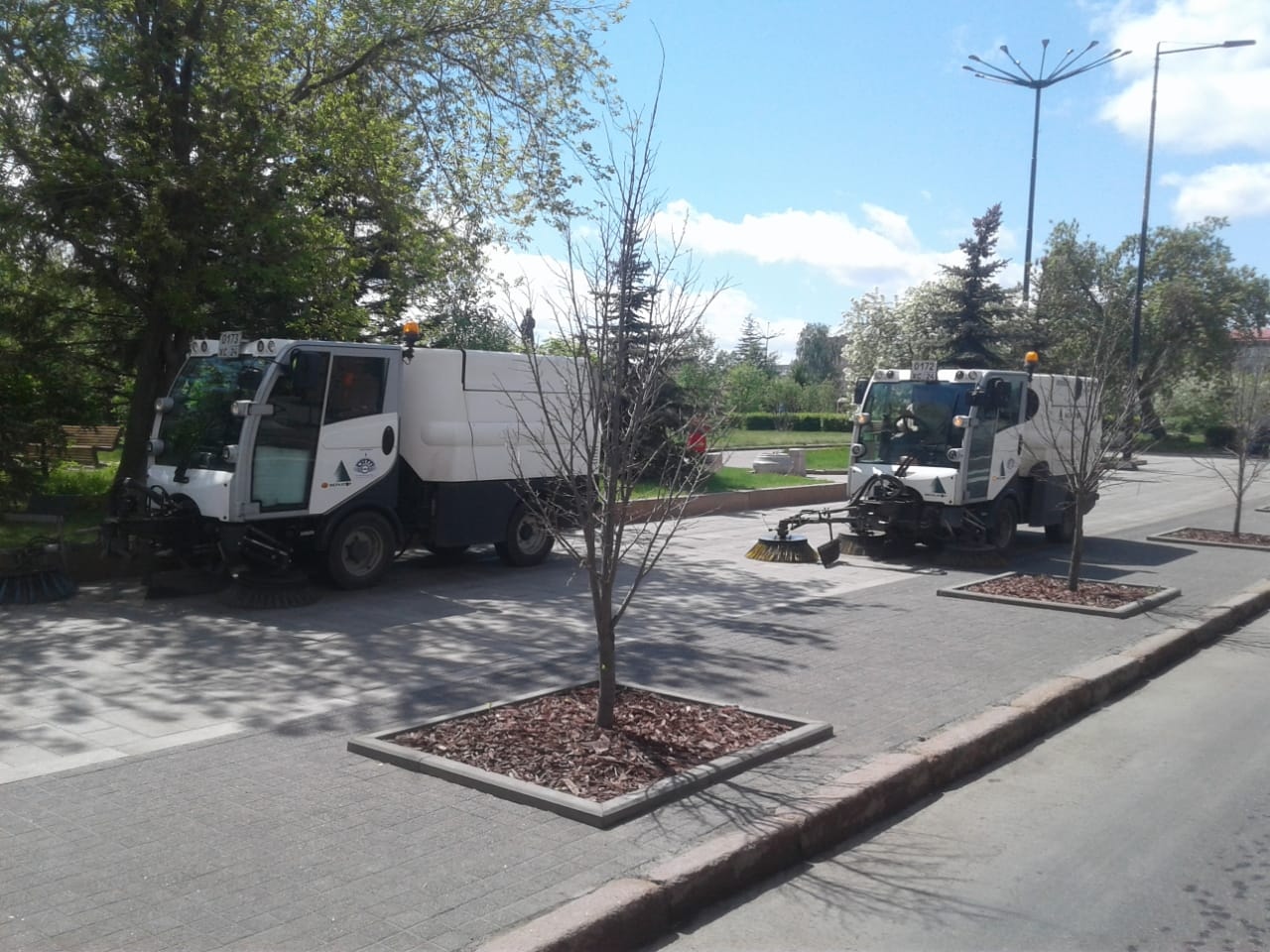 Техника подметает тротуары сразу после шествия Техника подметает тротуары сразу после шествия