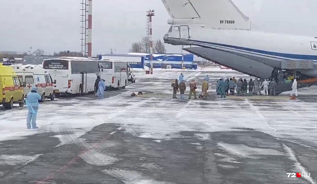 Спустившихся проверяют, а потом отводят в автобус Спустившихся проверяют, а потом отводят в автобус