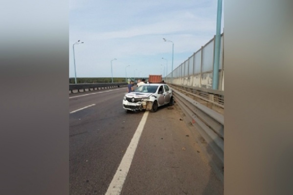 Авария произошла в Ярославском районе на Юбилейном мосту Авария произошла в Ярославском районе на Юбилейном мосту
