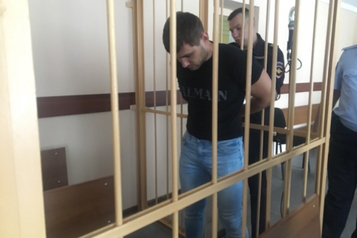 На скамье подсудимых оказались лишь 8  сотрудников ФСИН, а на скандальном видео с пытками заключённого их было 17 человек<br><br>