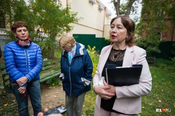 Елена Шелкова (в светлом костюме с папкой) с самого начала говорила, что она из дома не съедет Елена Шелкова (в светлом костюме с папкой) с самого начала говорила, что она из дома не съедет