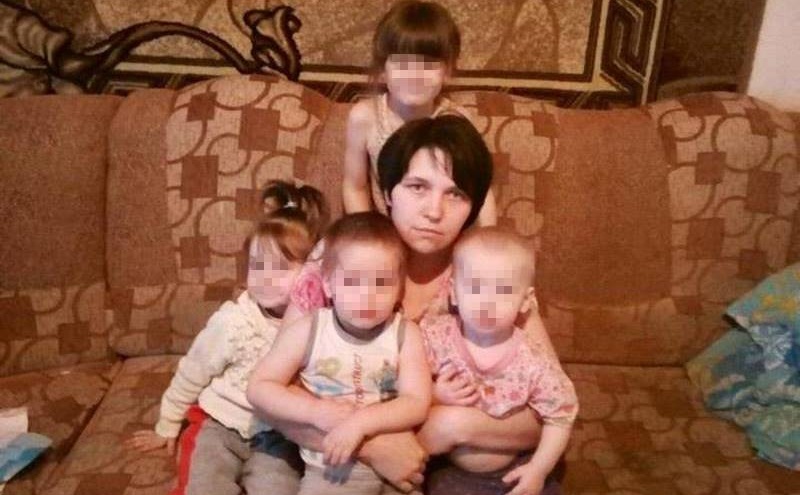 «Хорошо, что дворник вчера снег не почистил»: NGS55.RU побывал в квартире, из которой выпала девочка