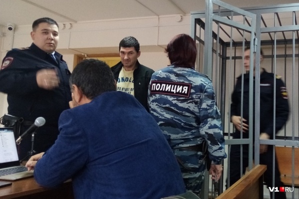 Шаталов (в желтой футболке) обвиняется по трем статьям Уголовного кодекса Шаталов (в желтой футболке) обвиняется по трем статьям Уголовного кодекса