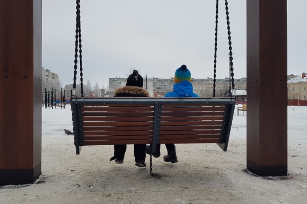 Теперь на дорогих качелях можно только сидеть Теперь на дорогих качелях можно только сидеть