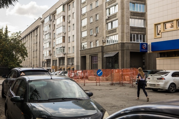 Дорогу раскопали из-за работ на водопроводе Дорогу раскопали из-за работ на водопроводе