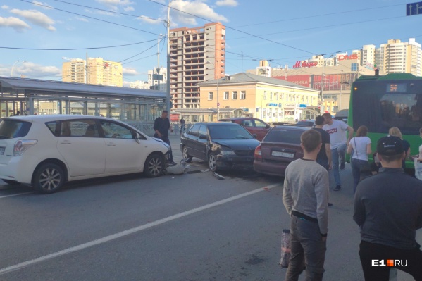Авария с тремя машинами и автобусом Авария с тремя машинами и автобусом