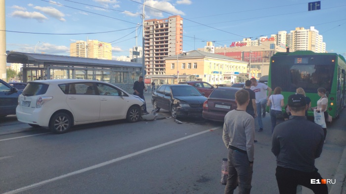 Авария с тремя машинами и автобусом Авария с тремя машинами и автобусом