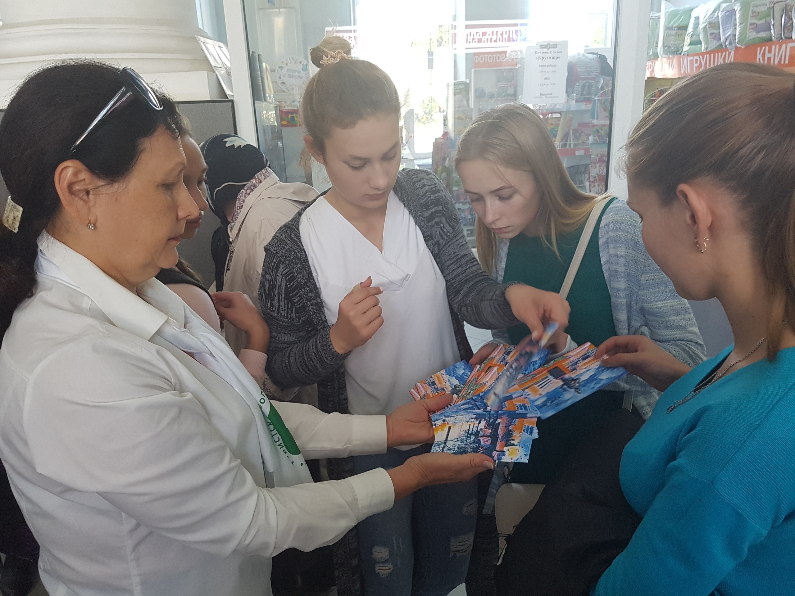Горожане могли выбрать одну или несколько бесплатных открыток Горожане могли выбрать одну или несколько бесплатных открыток