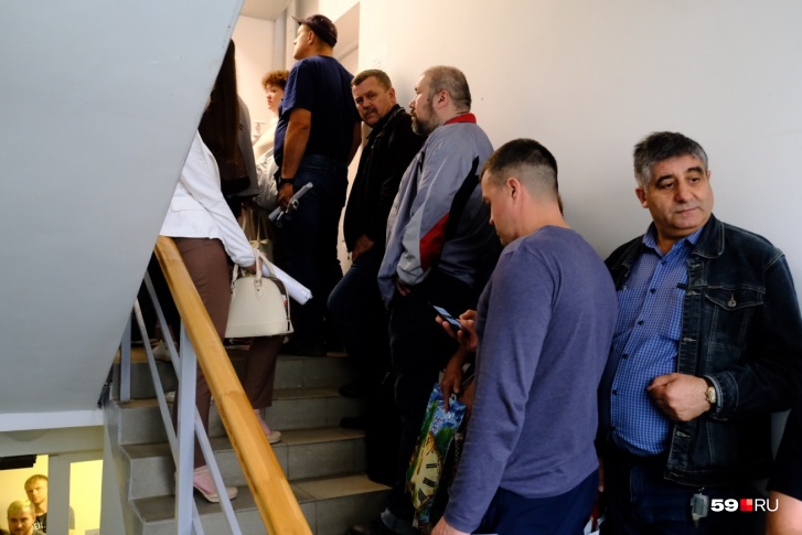 Такие очереди были в «Теплоэнерго» 19 августа: люди стояли даже на лестницах