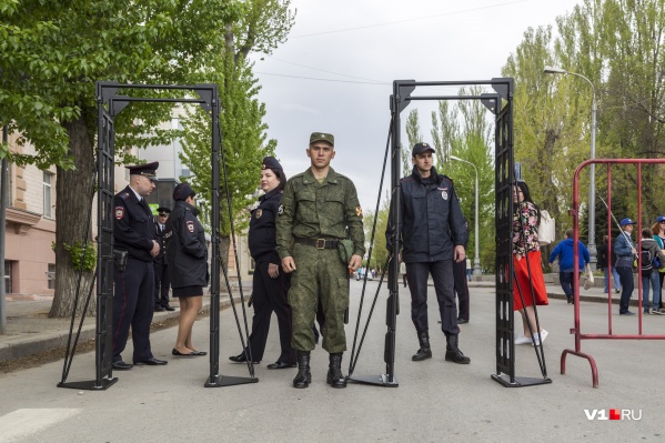 На ограждениях камер шкафах и панелях граничащих с рабочим местом должны быть вывешены плакаты