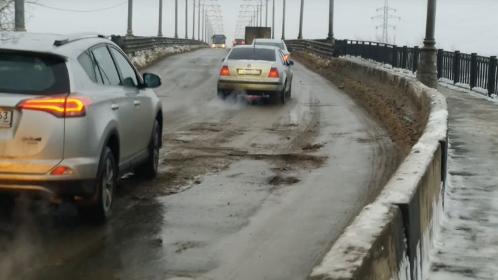 Житель Волгаря записал видеообращение с просьбой заделать яму на мосту через реку Самара