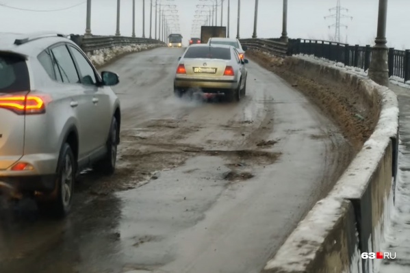 Мужчина провёл час на мосту, наблюдая за автомобилями Мужчина провёл час на мосту, наблюдая за автомобилями