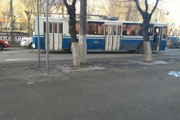 Водителям приходится объезжать троллейбус по единственной свободной полосе Водителям приходится объезжать троллейбус по единственной свободной полосе