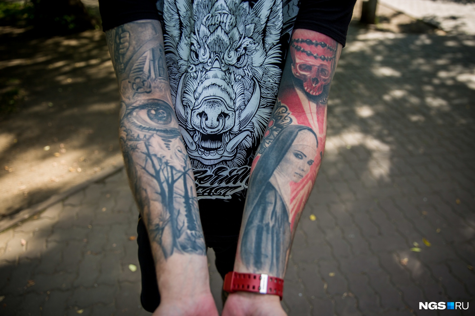 Он делает татуировки на своём теле уже десять лет