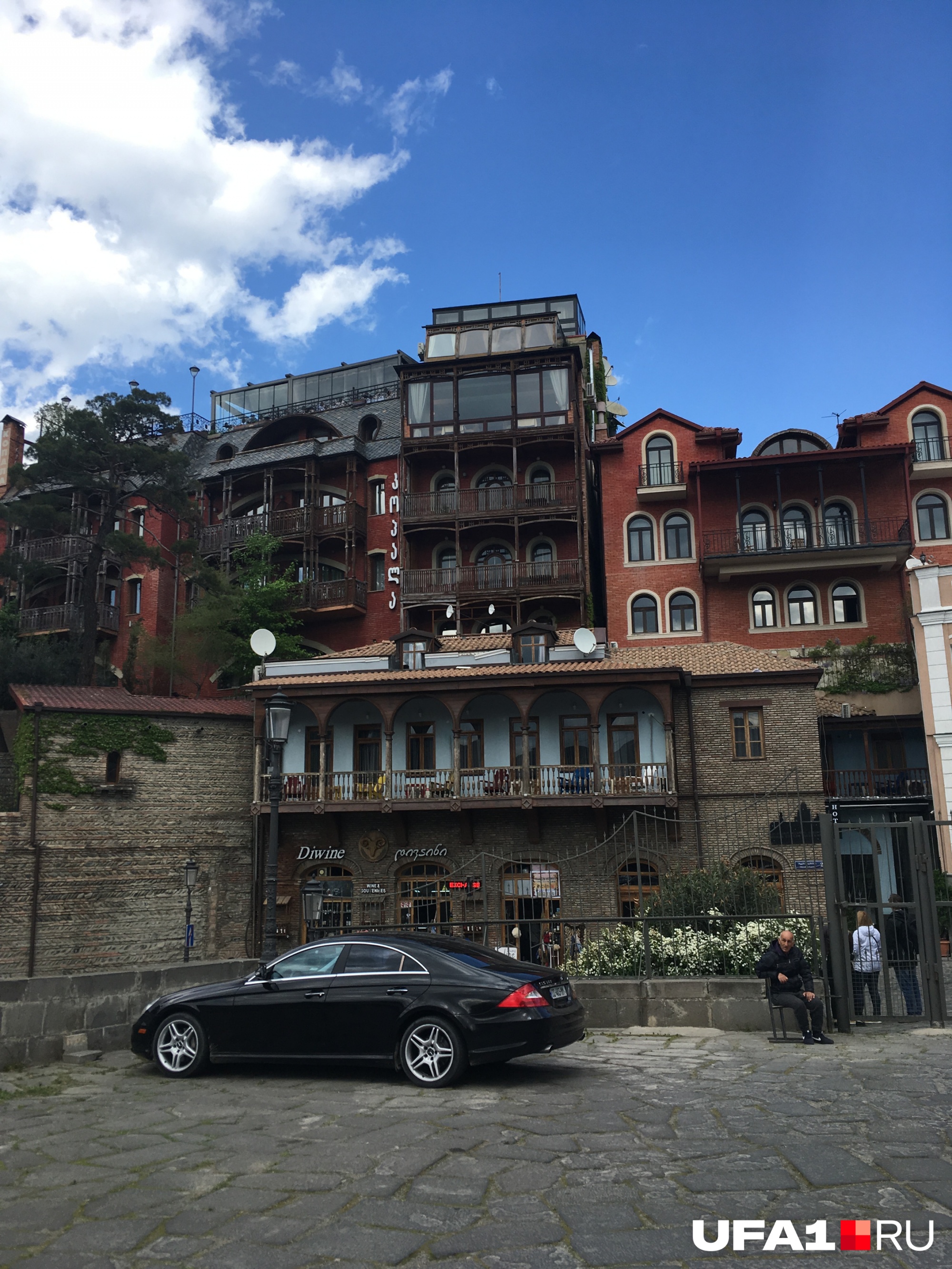Отдельное удовольствие — наблюдать прекрасные домики Тбилиси и Батуми