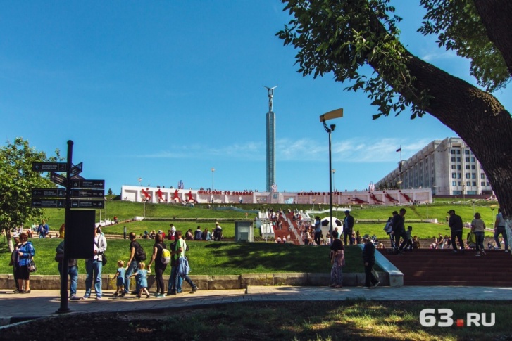 Сейчас монумент украшает футбольная инсталляция