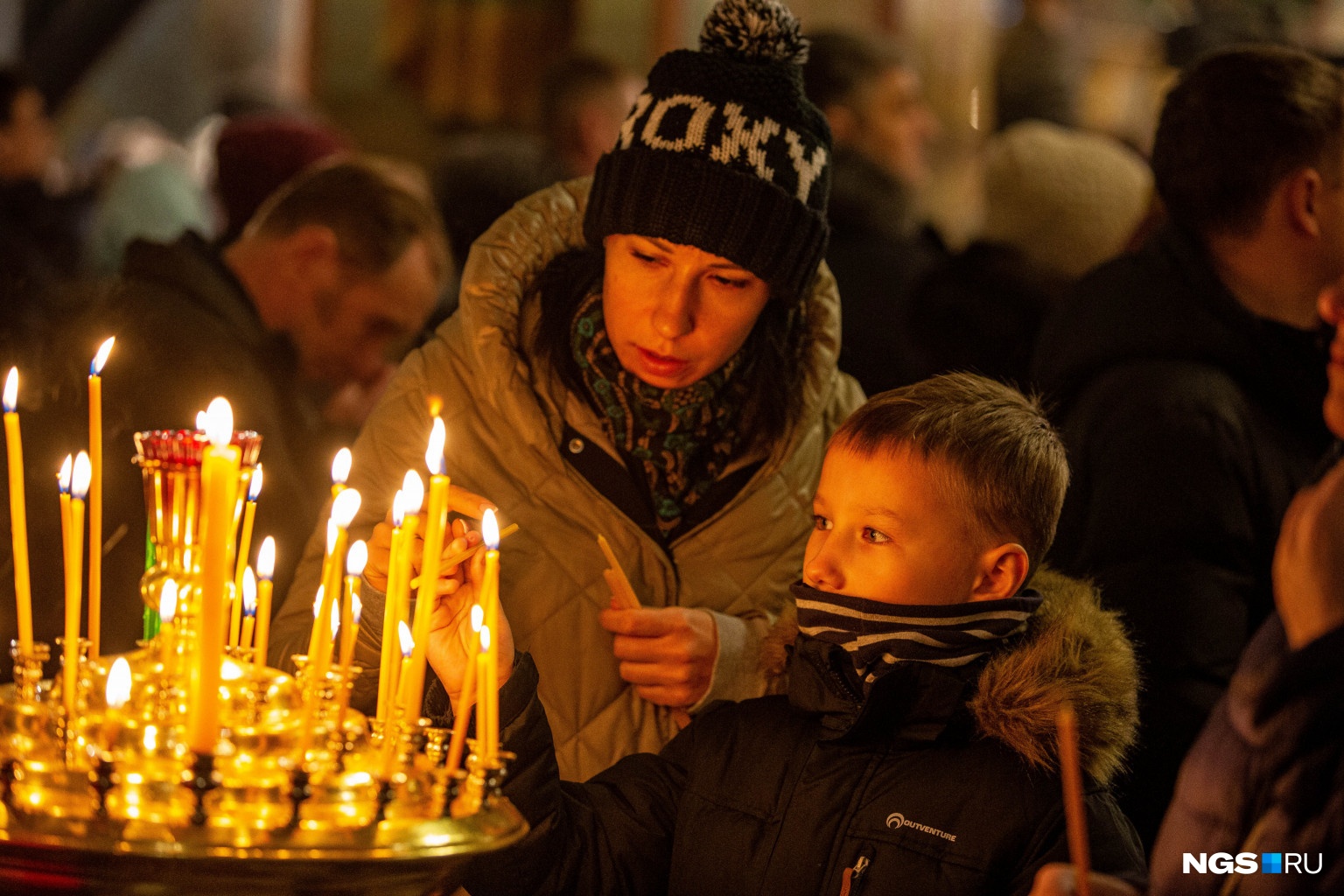 В храме собрались люди разных возрастов В храме собрались люди разных возрастов