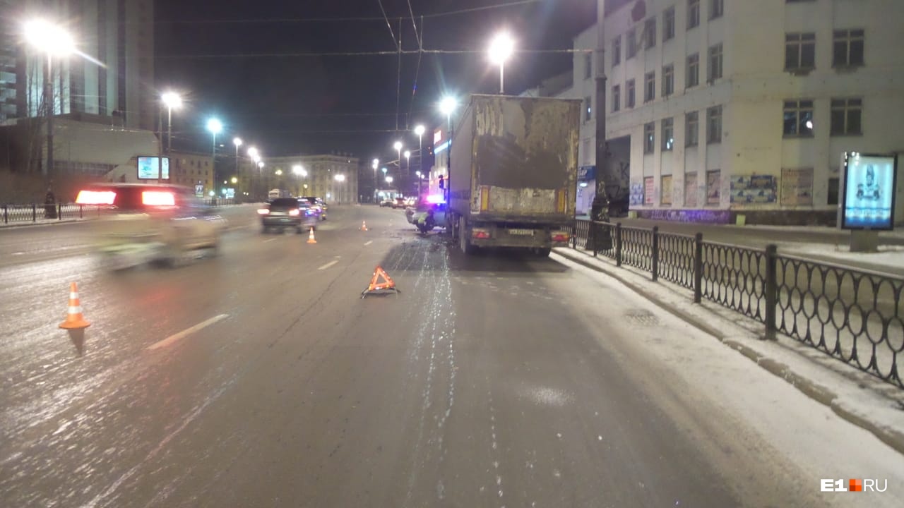 Легковушку занесло на повороте Легковушку занесло на повороте