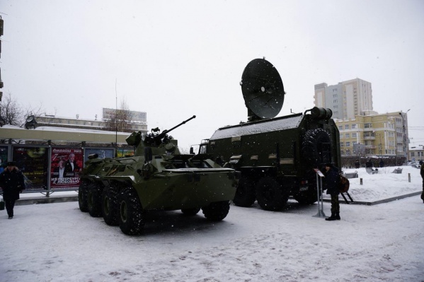 Военные устроили выставку военной техники рядом со зданиями правительства и филармонии Военные устроили выставку военной техники рядом со зданиями правительства и филармонии