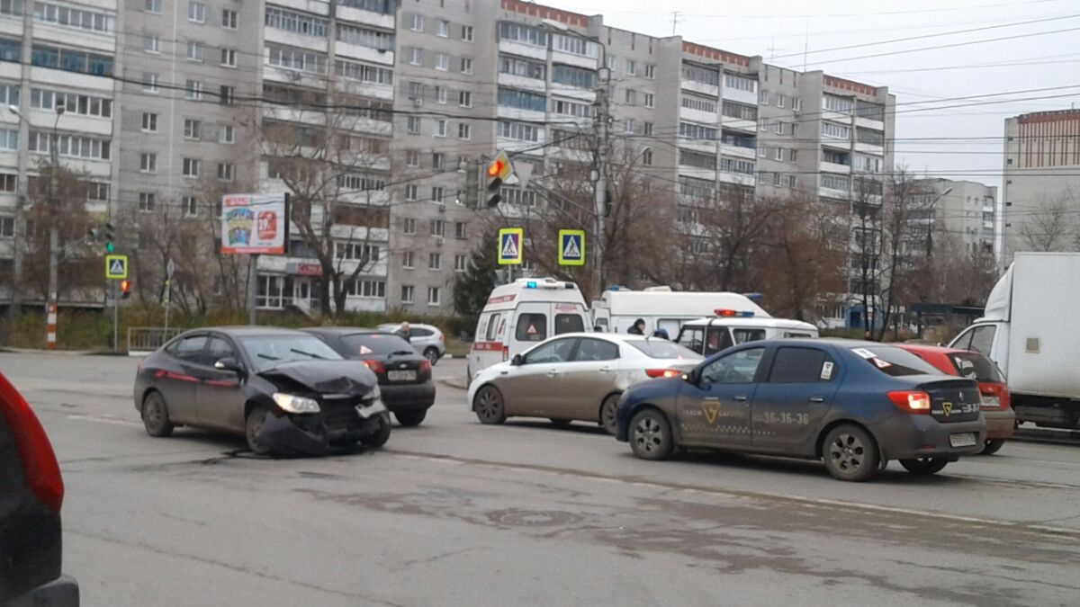 Перекресток в дзержинском. Перекресток Чкалова Чапаева. Дзержинск Гастелло полиция. Чапаева Чкалова Дзержинск. Перекресток Дзержинск ночью.