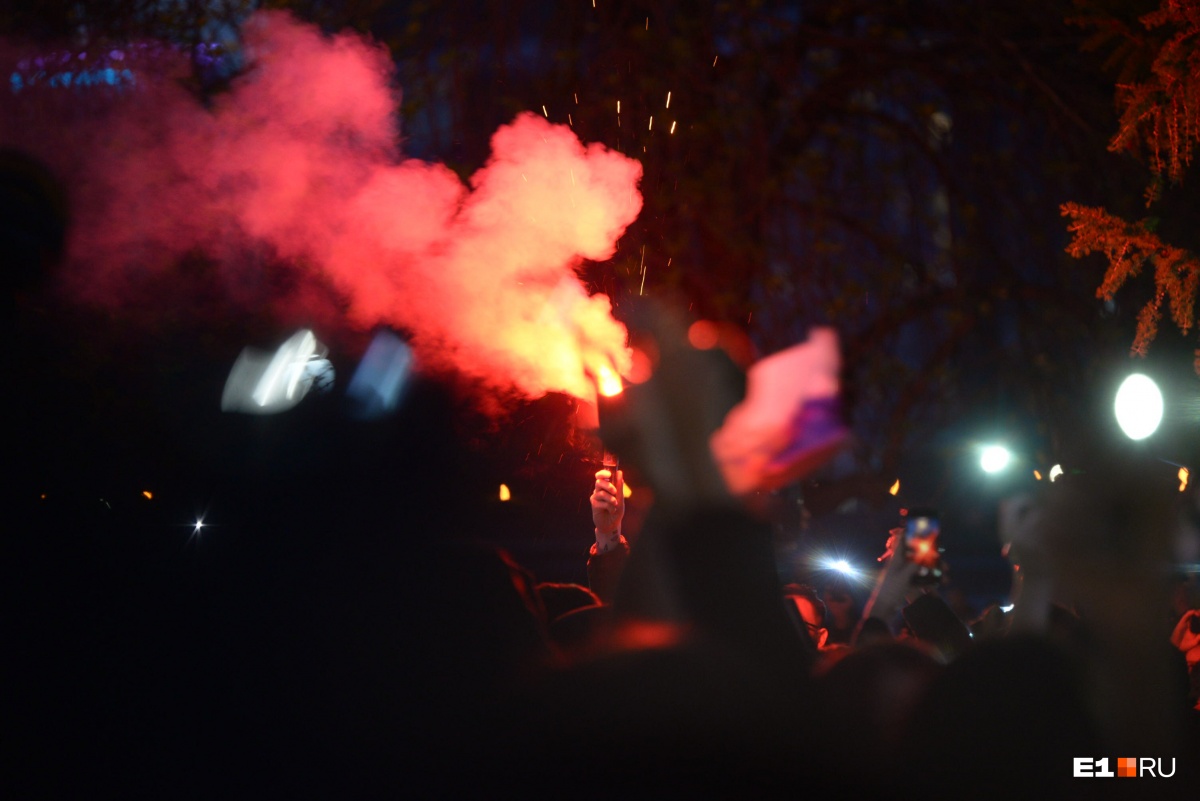 На третий день в толпе участников акции жгли фаеры На третий день в толпе участников акции жгли фаеры