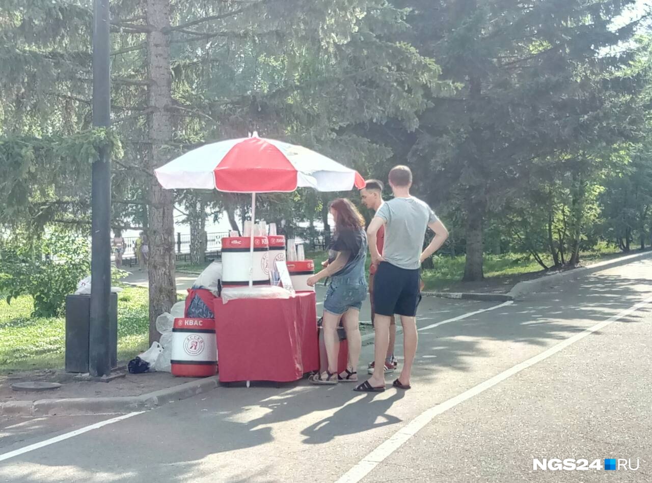 Мы сегодня спрашивали, что лучше, вода или квас. Тут люди рублем голосуют. Оказалось, это лимонад. По словам продавца, именно лимонад сегодня покупают больше всего Мы сегодня спрашивали, что лучше, вода или квас. Тут люди рублем голосуют. Оказалось, это лимонад. По словам продавца, именно лимонад сегодня покупают больше всего