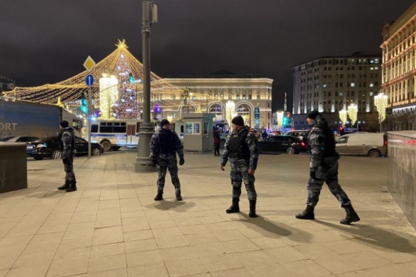 Стрелок открыл огонь по силовикам и прохожим Стрелок открыл огонь по силовикам и прохожим