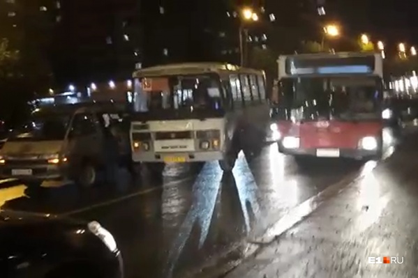 У водителей получается разъехаться только по тротуару У водителей получается разъехаться только по тротуару