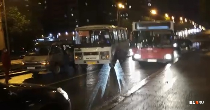 У водителей получается разъехаться только по тротуару У водителей получается разъехаться только по тротуару