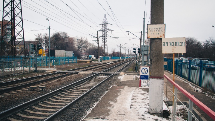 В Каменске-Шахтинском мужчина попал под колеса грузового поезда