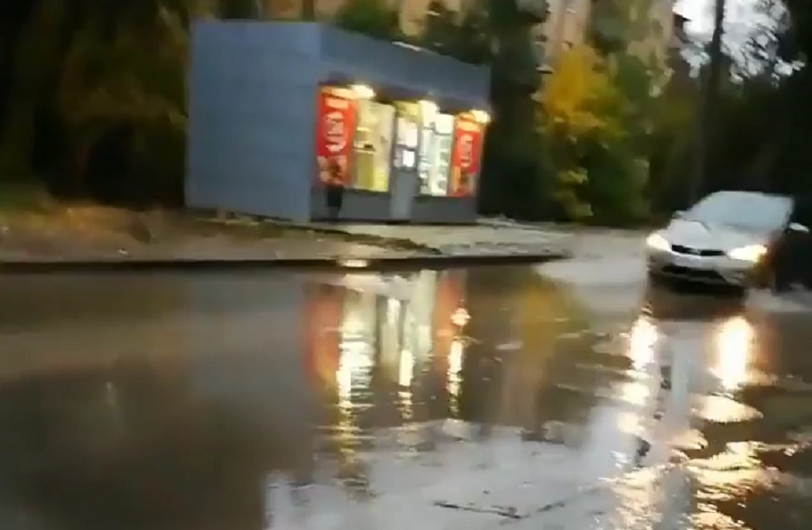 В Волгограде ушла под воду новая дорога на улице Кузнецова
