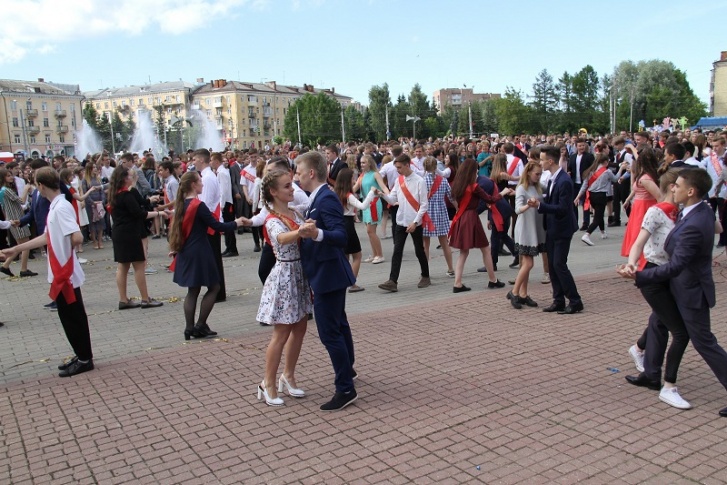Ребята устроили на городской площади танцевальный флешмоб