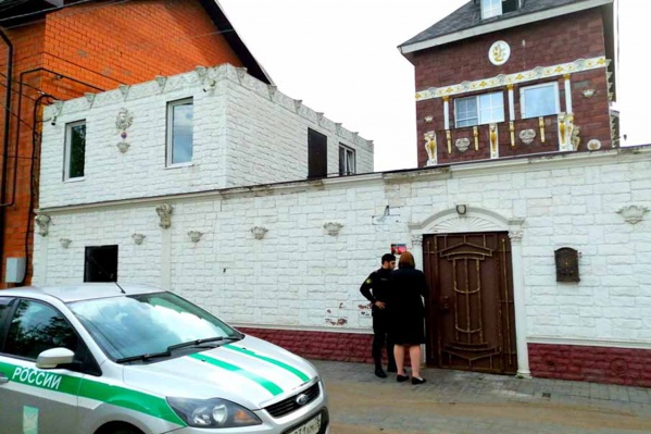 Дом и землю могут продать, чтобы погасить долг его владелицы Дом и землю могут продать, чтобы погасить долг его владелицы