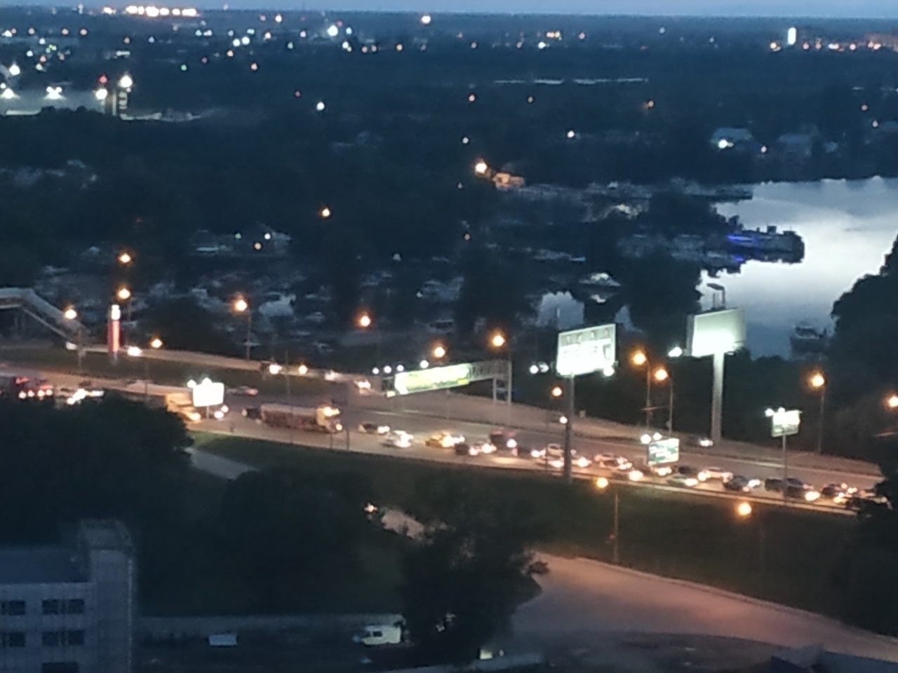Автомобильная пробка перед Димитровским мостом Автомобильная пробка перед Димитровским мостом 