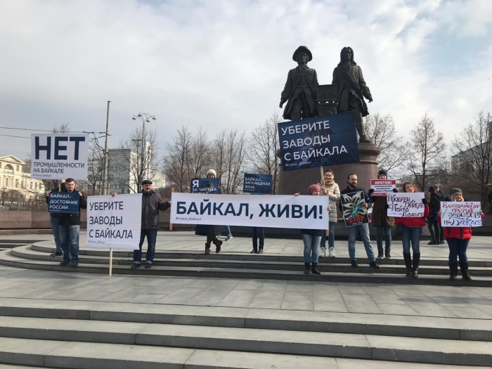 На площади Труда прошел пикет против строительства заводов на Байкале На площади Труда прошел пикет против строительства заводов на Байкале