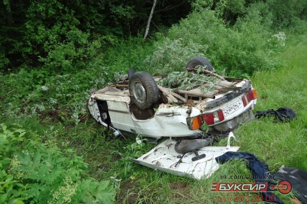 Во время заноса автомобиль слетел в кювет, один из пассажиров погиб Во время заноса автомобиль слетел в кювет, один из пассажиров погиб