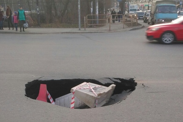 На скорую руку в яму бросили пластиковые ограждения На скорую руку в яму бросили пластиковые ограждения