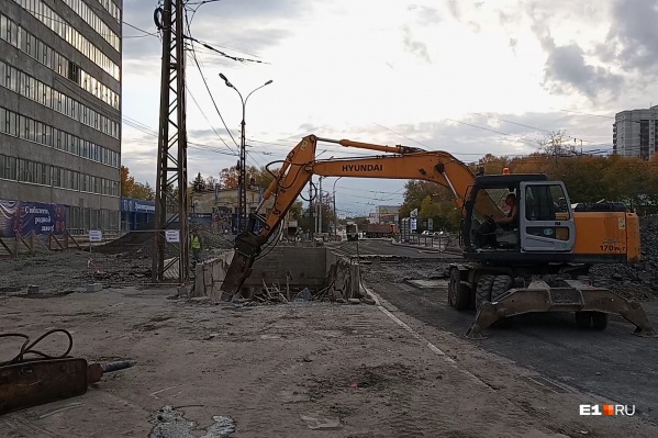 Перекопанный участок, где демонтируют подземный переход Перекопанный участок, где демонтируют подземный переход