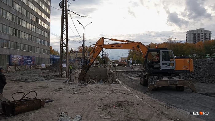 Перекопанный участок, где демонтируют подземный переход Перекопанный участок, где демонтируют подземный переход