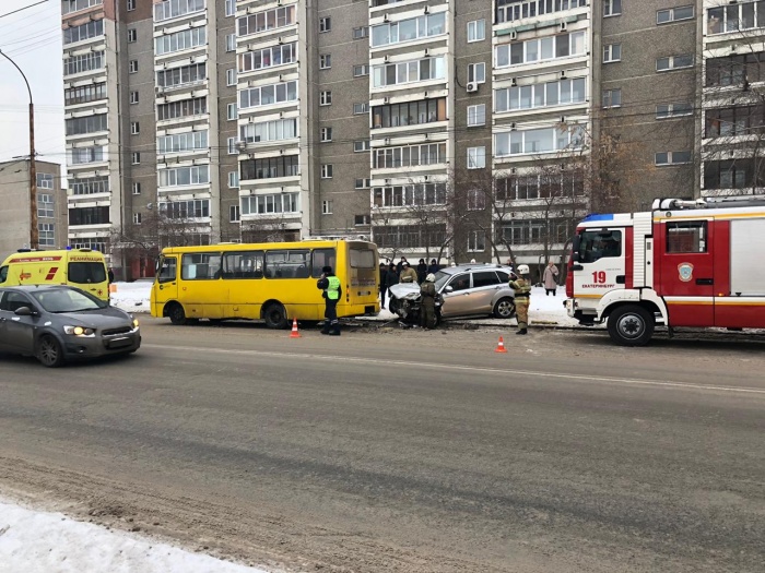 Lifan с пьяным водителем за рулем въехал в маршрутку во время посадки пассажиров Lifan с пьяным водителем за рулем въехал в маршрутку во время посадки пассажиров