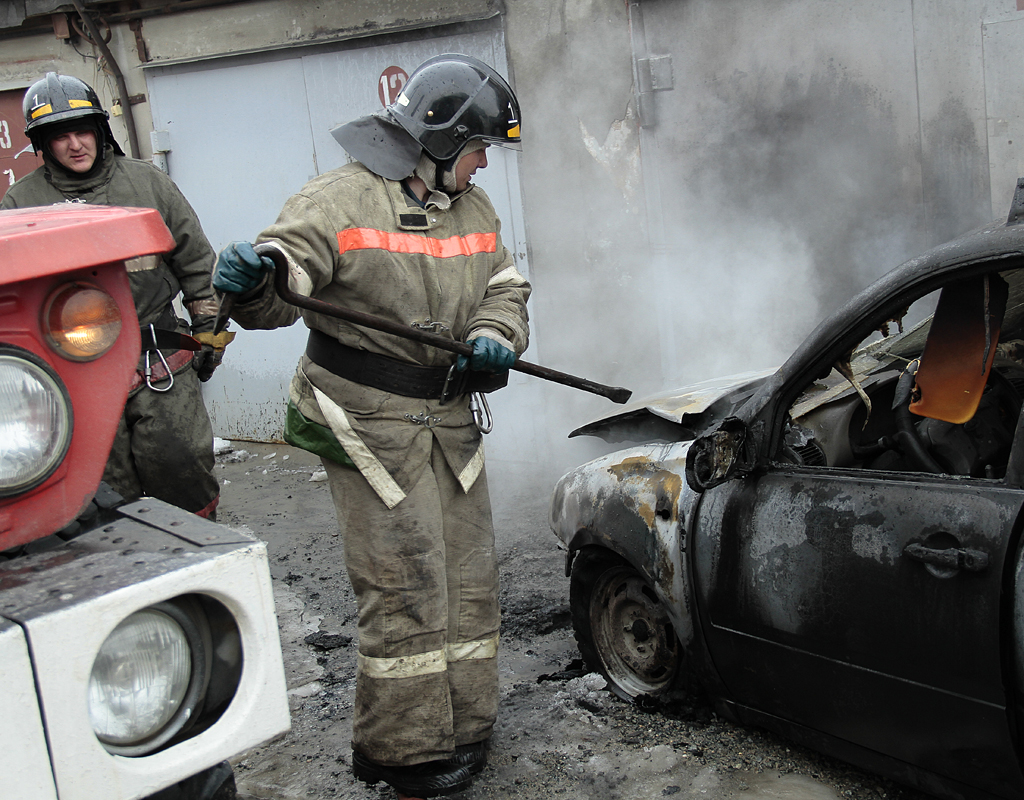 Потушить разгоревшийся автомобиль под силу пожарным, да и то не всегда