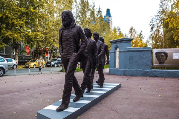 Участники группы изображены как на обложке альбома Abbey Road Участники группы изображены как на обложке альбома Abbey Road