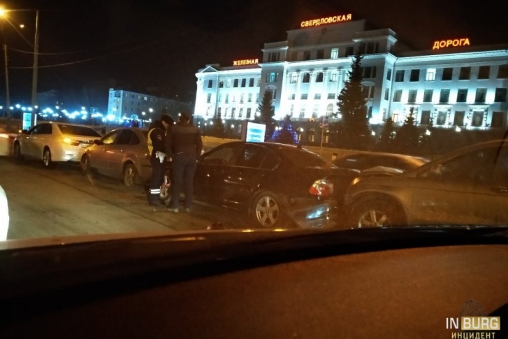 Машины столкнулись возле Управления Свердловской железной дороги