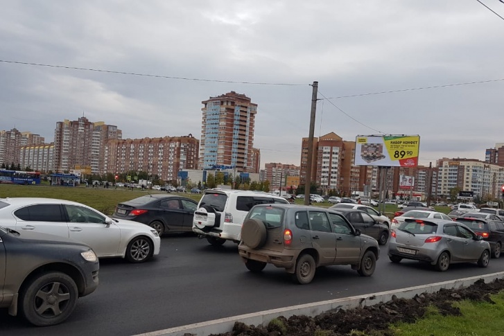 Объехать пробку почти невозможно — стоят все параллельные улицы Объехать пробку почти невозможно — стоят все параллельные улицы