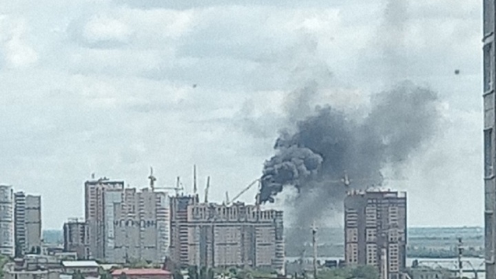 В Ростове загорелась недостроенная многоэтажка