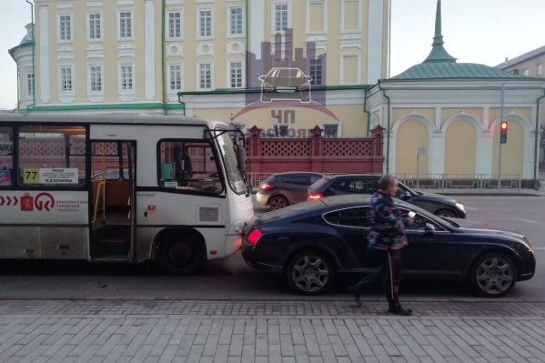 В момент аварии «Бентли» был припаркован В момент аварии «Бентли» был припаркован
