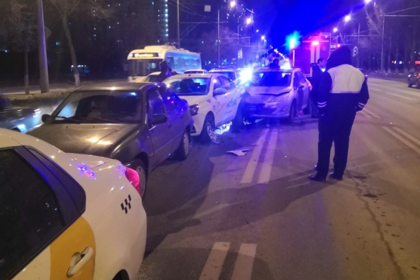 На дороге образовался автомобильный «паровозик» На дороге образовался автомобильный «паровозик»