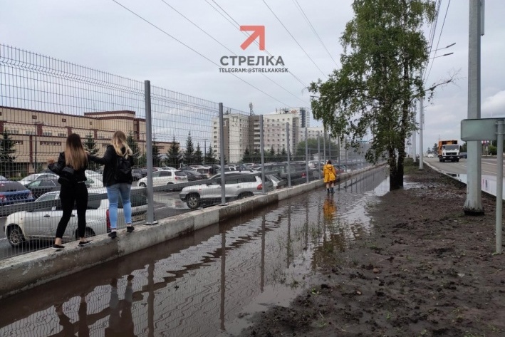Ранее студенты вынуждены были идти до единственного КПП, обходя большую часть забора Ранее студенты вынуждены были идти до единственного КПП, обходя большую часть забора