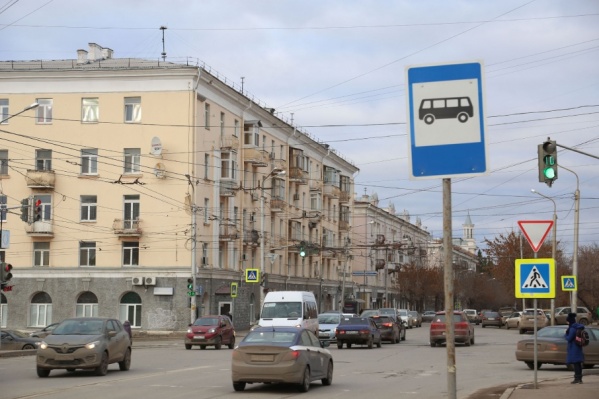 Остановку перенесли, чтобы не создавать аварии для машин, поворачивающих направо Остановку перенесли, чтобы не создавать аварии для машин, поворачивающих направо